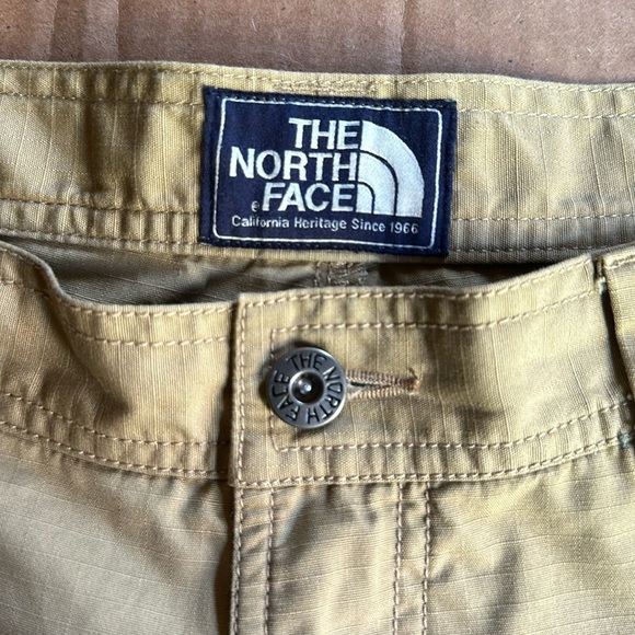 The North Face Shorts size 32 - Picture 2 of 8